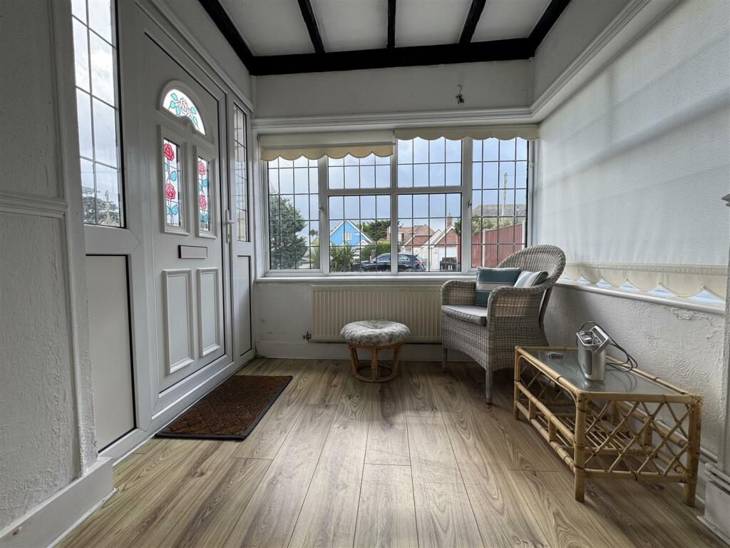 ENTRANCE HALL / PORCH