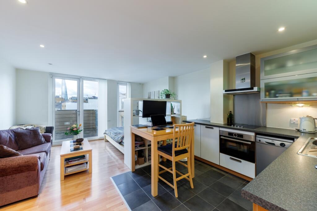 Axis Court F25 (0...