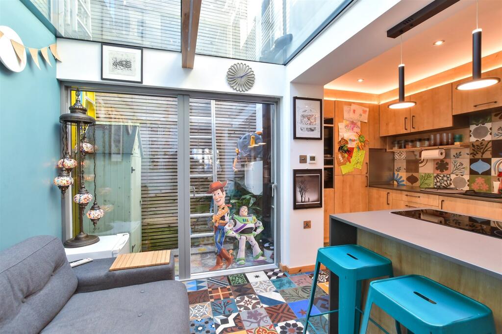 Kitchen/ Breakfast Room