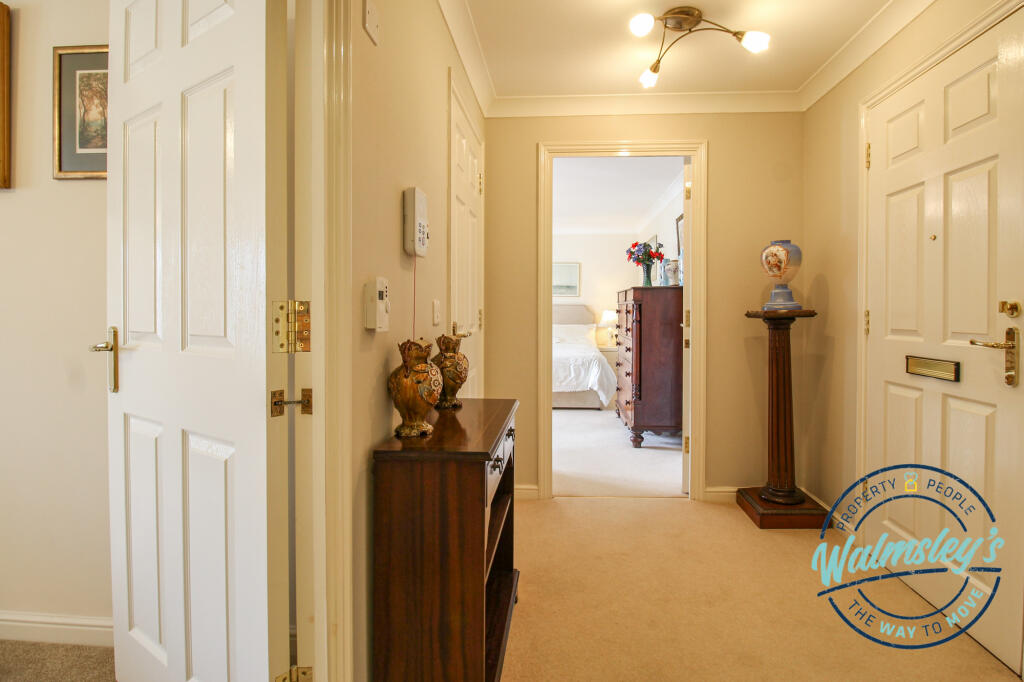 Entrance hallway towards main bedroom
