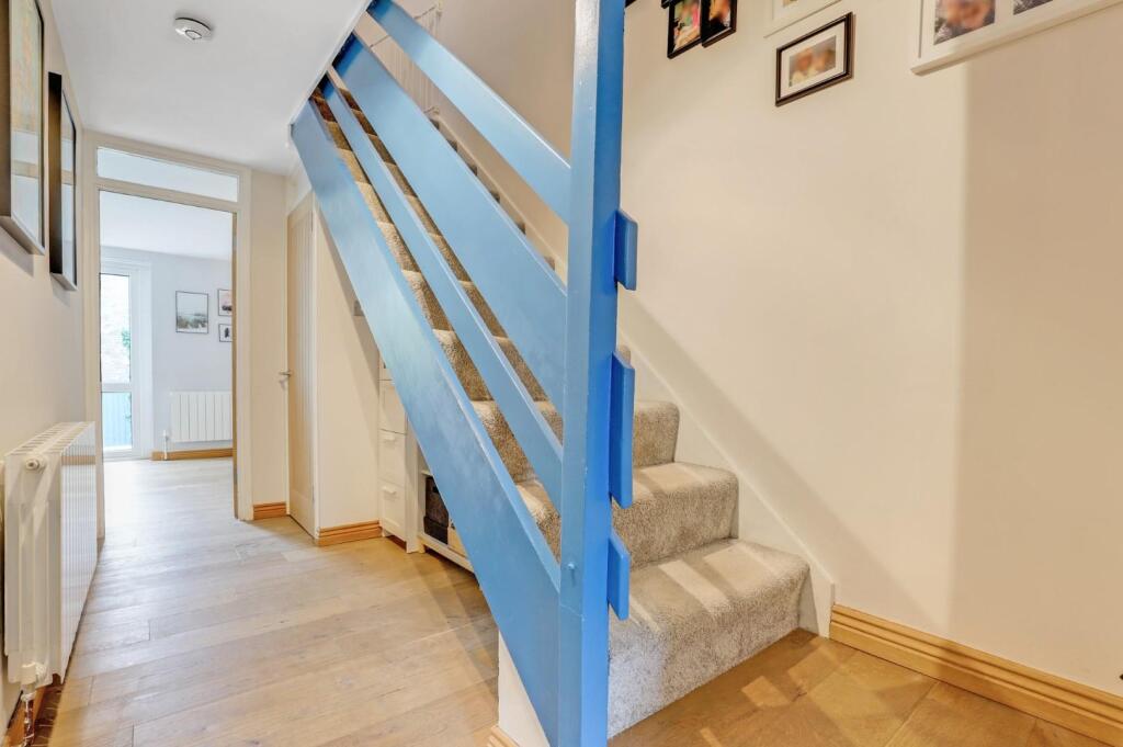 12-f058JHPropWorld - 9 Prospect Close - 2.jpg