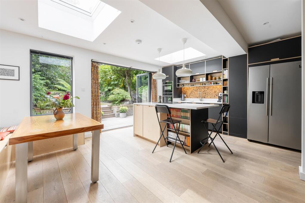 Navarino Road E8