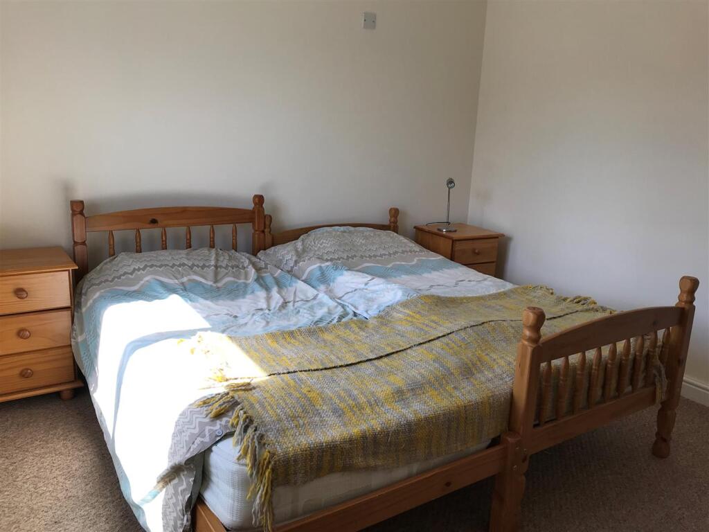 10 Wiltshire Cres second bedroom.jpg