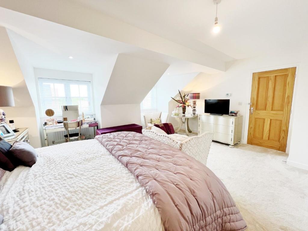 Bedroom 1 pic 4.jpg