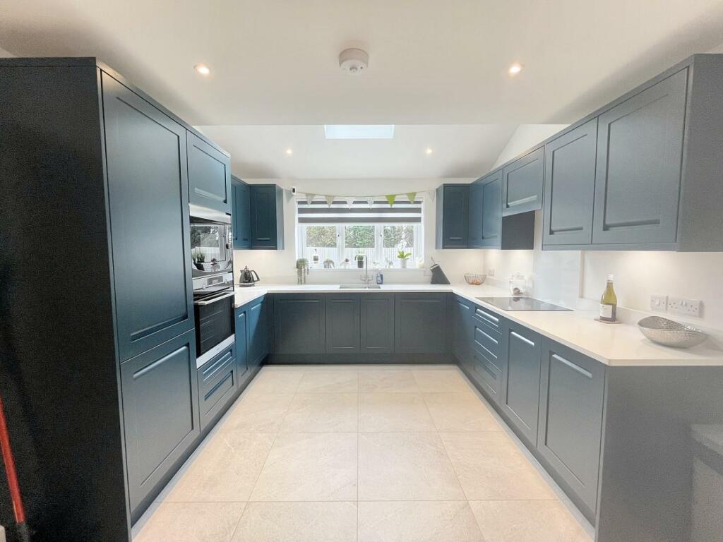 Kitchen 1.jpg