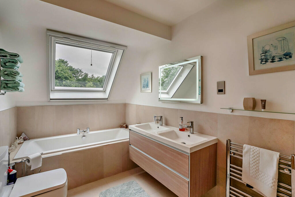 8600910-interior2...