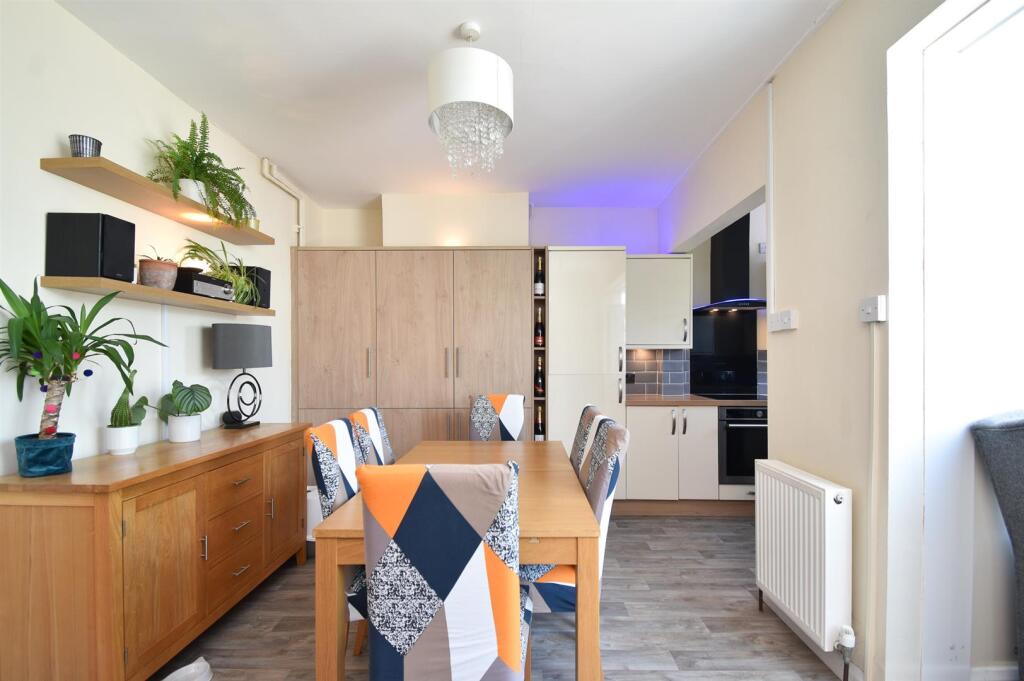 Kitchen &amp; dining room