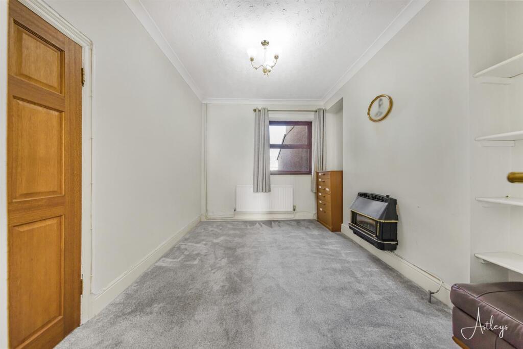 Dining/second lounge