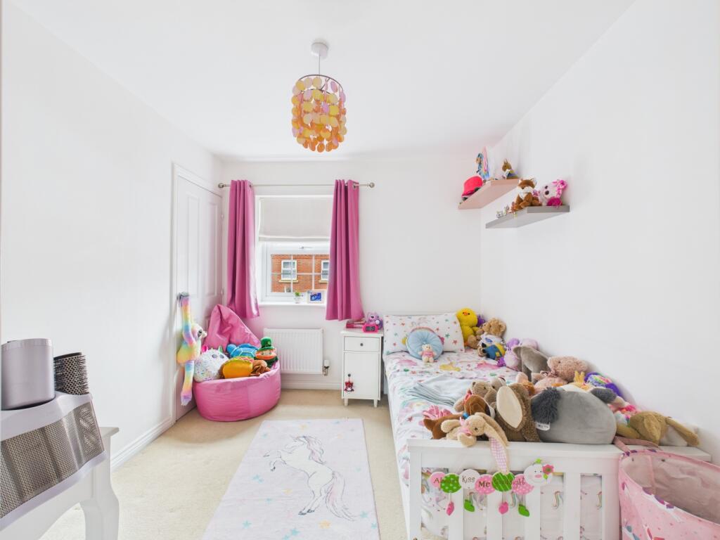 17. CAM04922G0-PR0070-STILL019