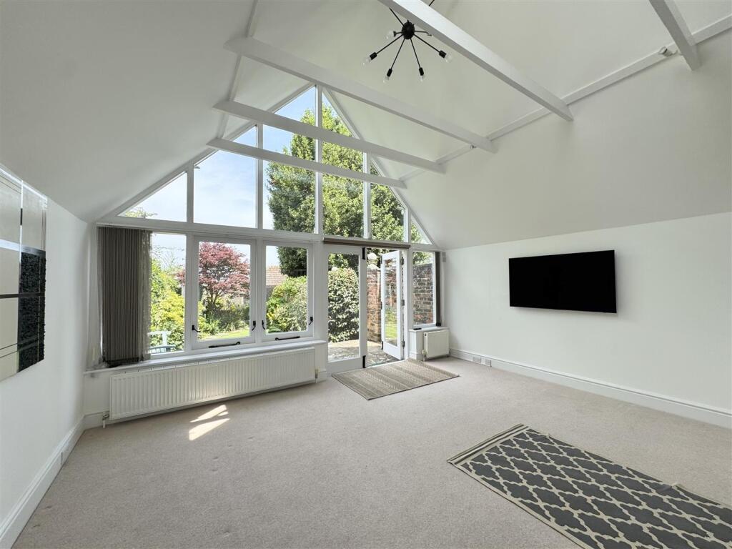 VAULTED SITTING ROOM 2