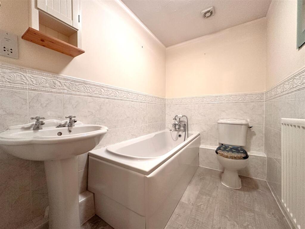 Family Bathroom 329