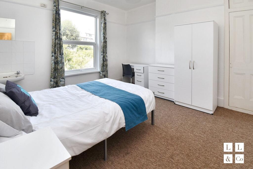 BEDROOM (1ST FLOOR)