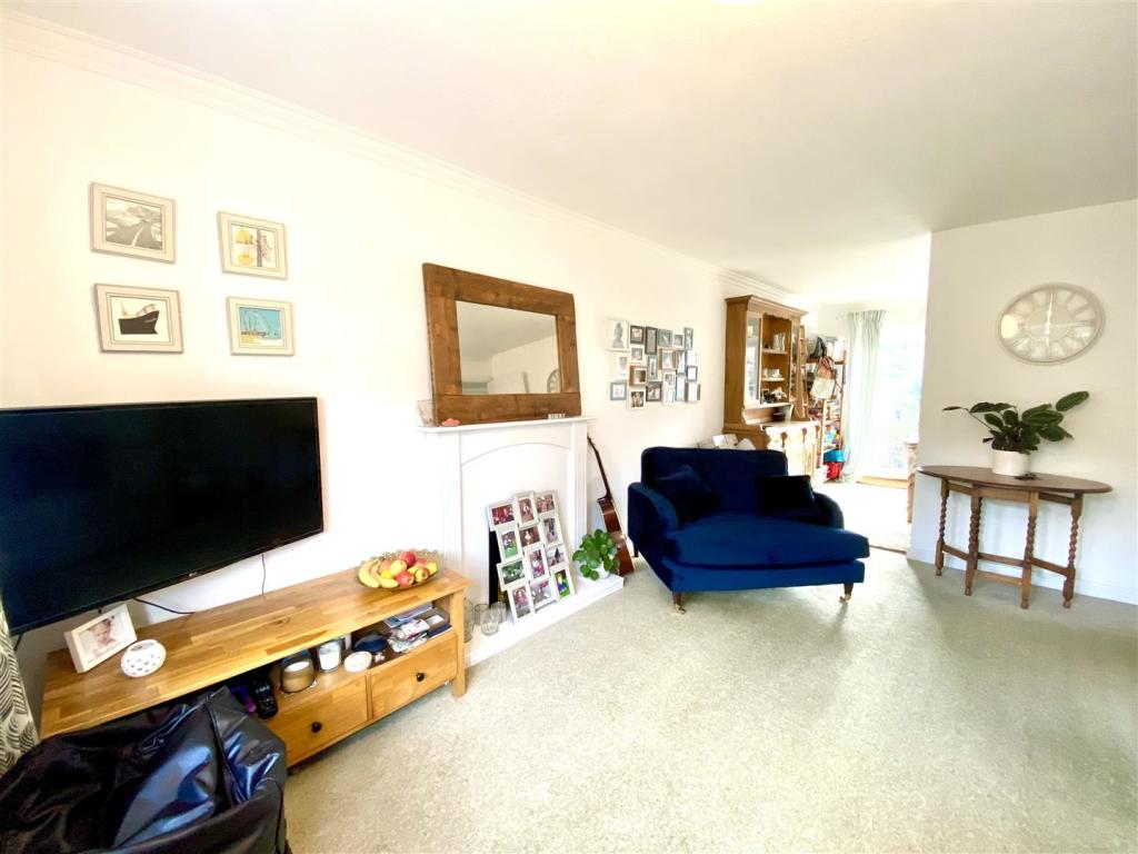 SITTING/DINING ROOM