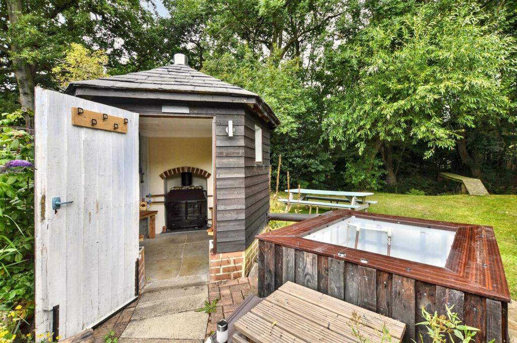 Hut with Bespoke Heated Tub/Spa