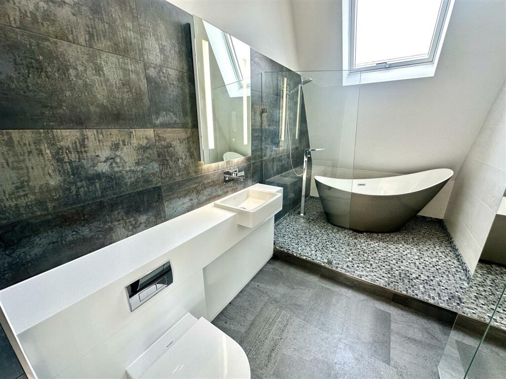 EN-SUITE BATHROOM