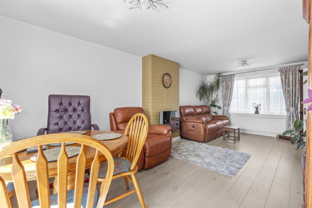 116 Coventon Road, HP19 9NE-14.jpg