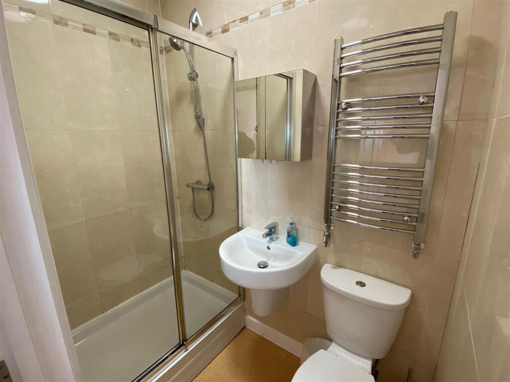 Lions Den Shower Room