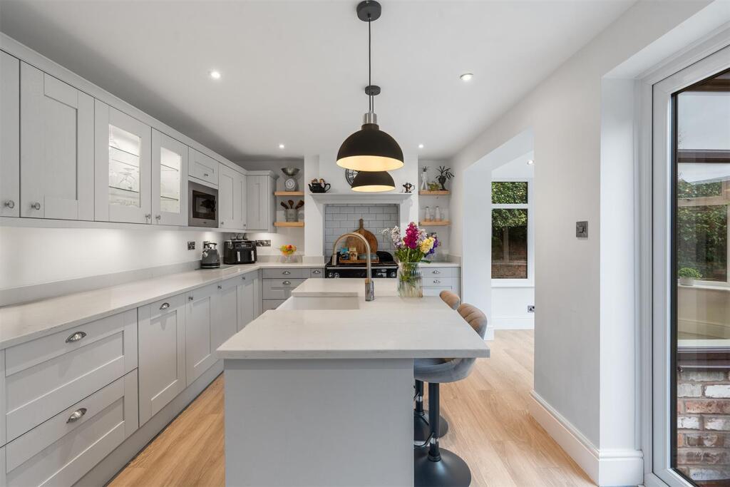 RECENTLY REFITTED BREAKFAST KITCHEN