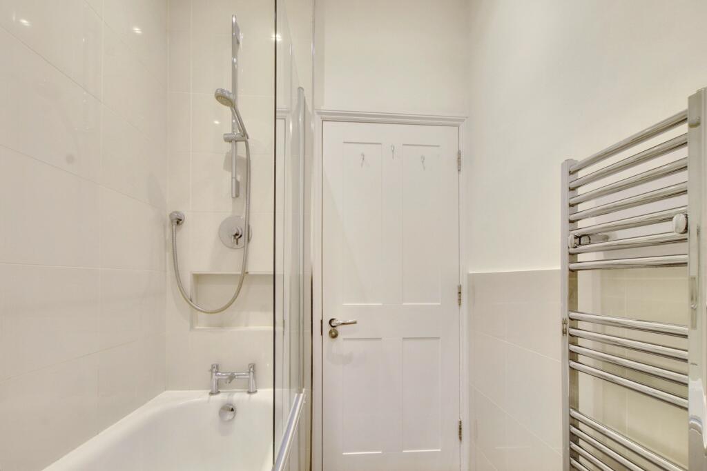 10.BATHROOM.jpg