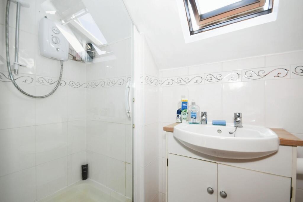 FLAT 5 - BATHROOM 01.JPG