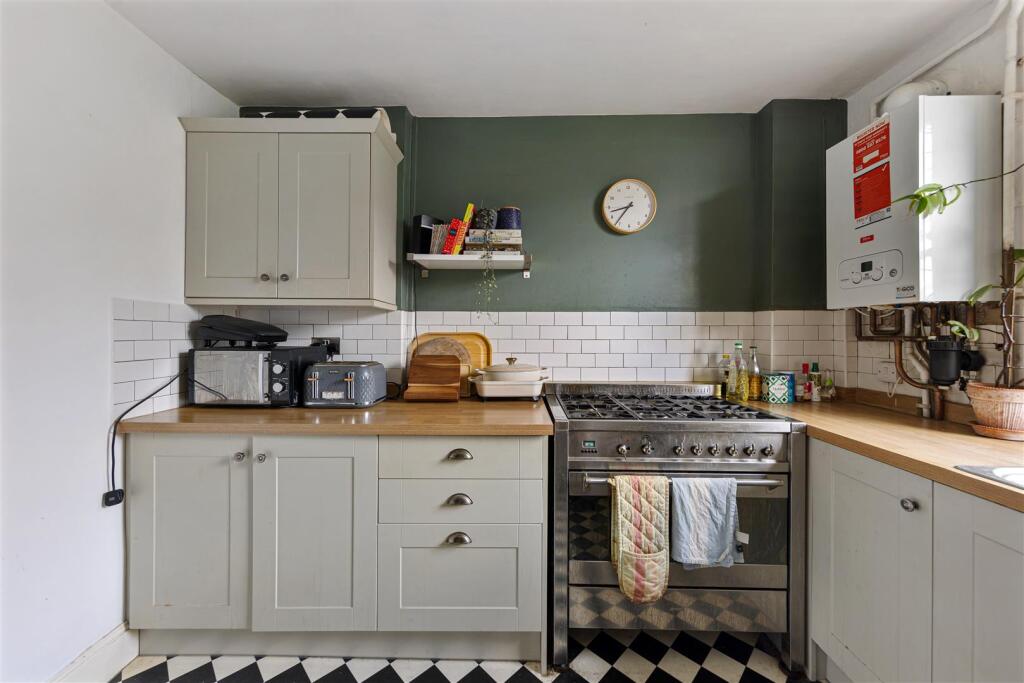 West Avenue Road, E17