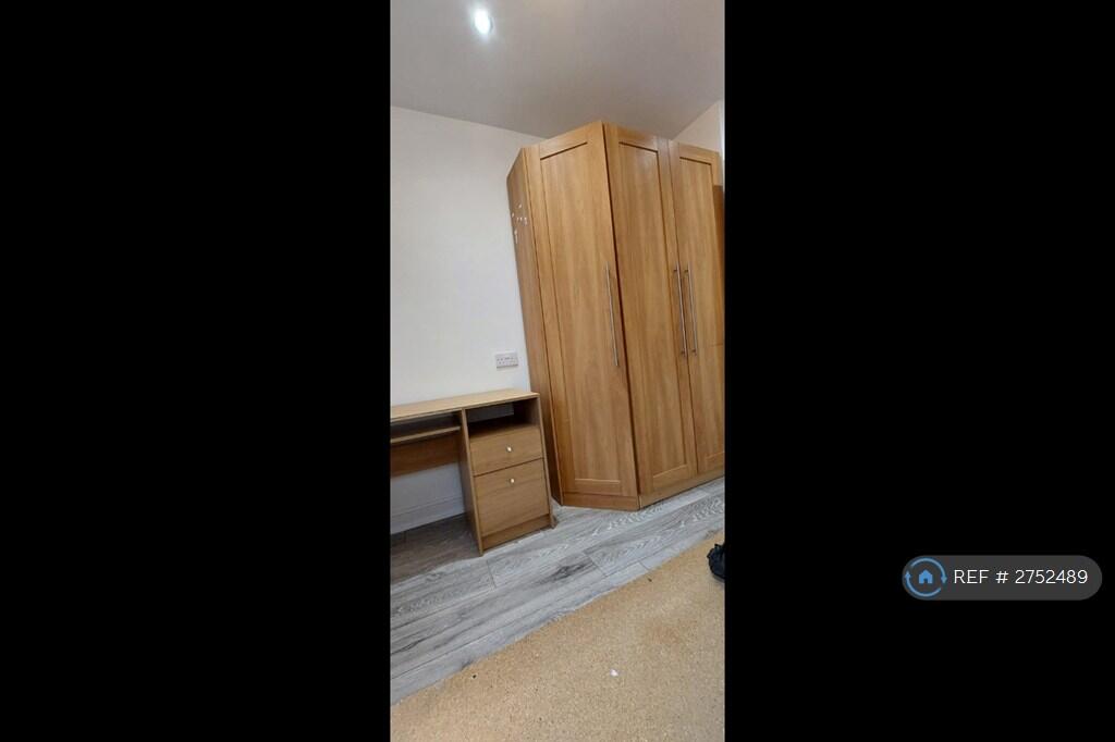 Bedroom 3 Freestanding Desk &amp; Wardrobes