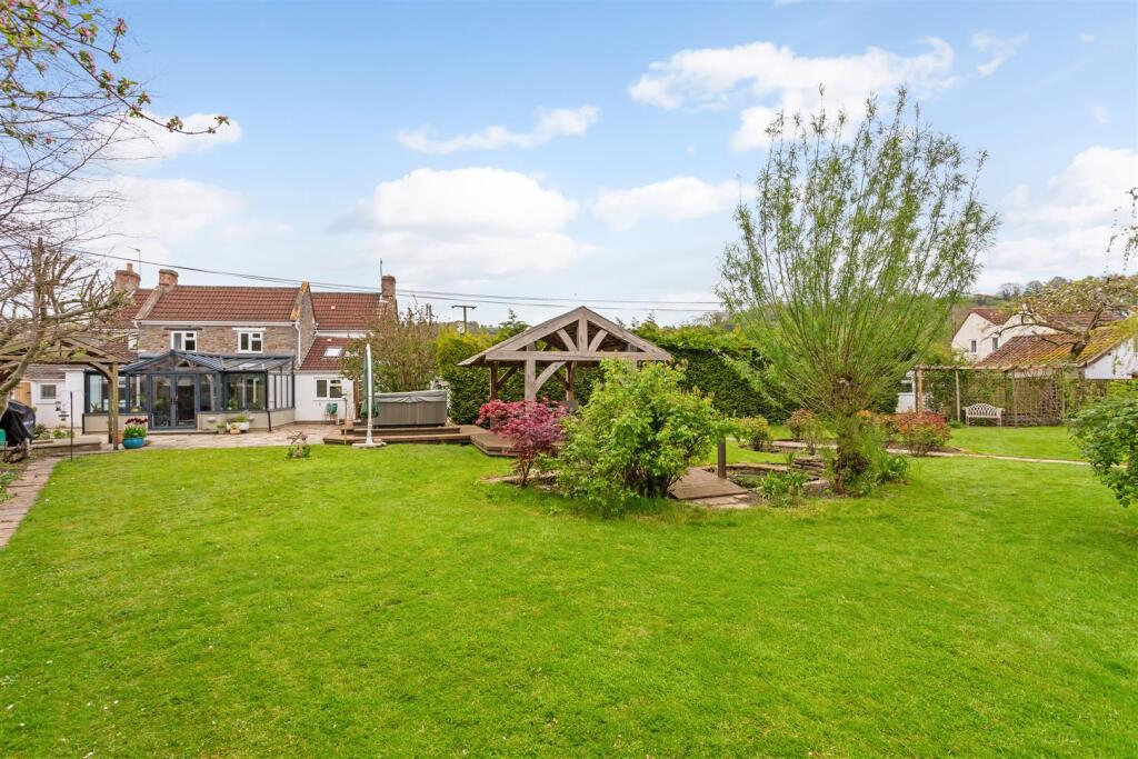 28 - Detached Period Property for Auction, Swinefo