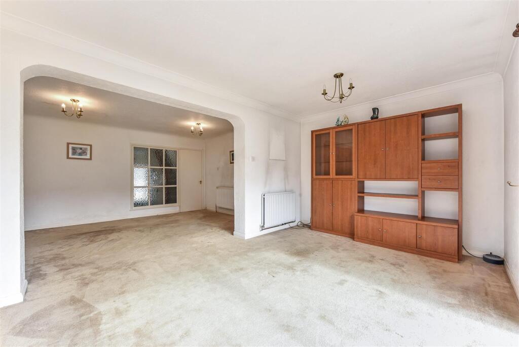 Lounge into Diner.jpg