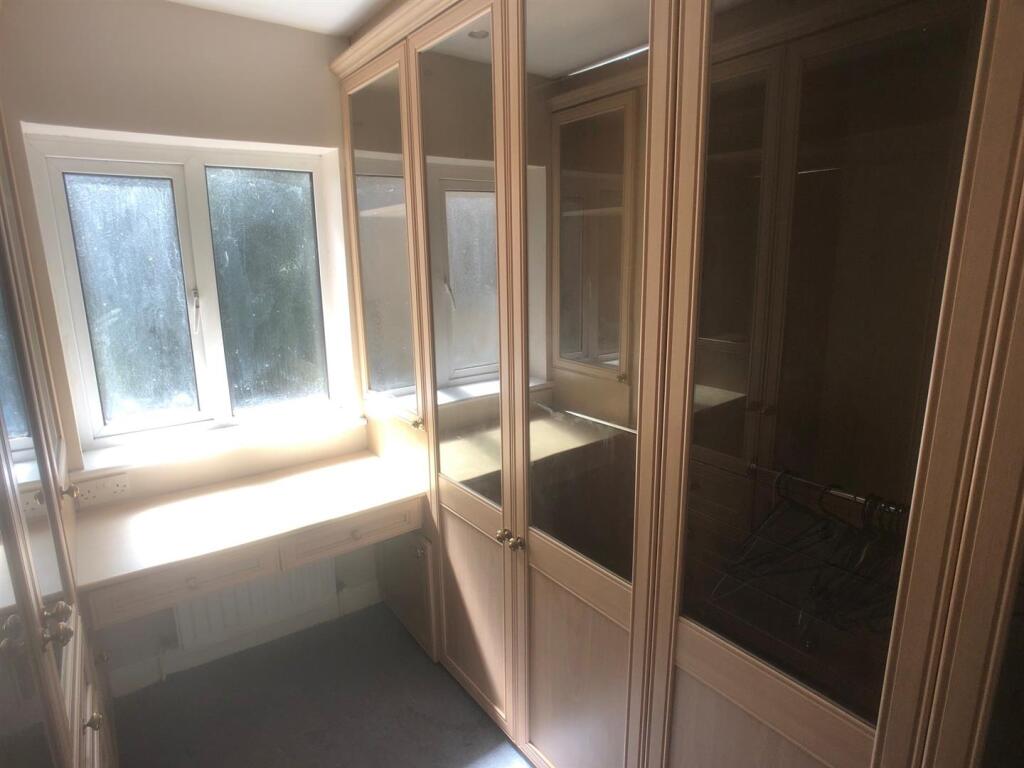 Bed 5 walk in robe.jpg