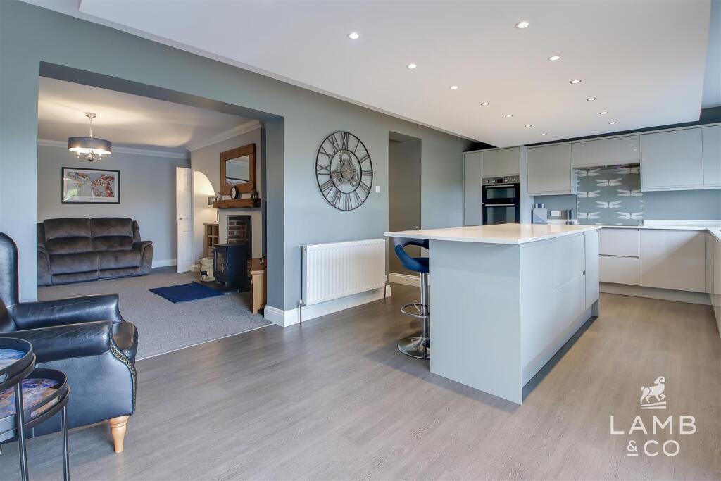 KITCHEN/BREAKFAST ROOM