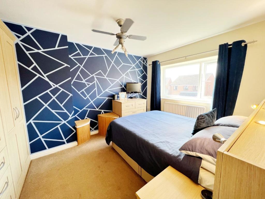 Bedroom 1 pic 3.jpg