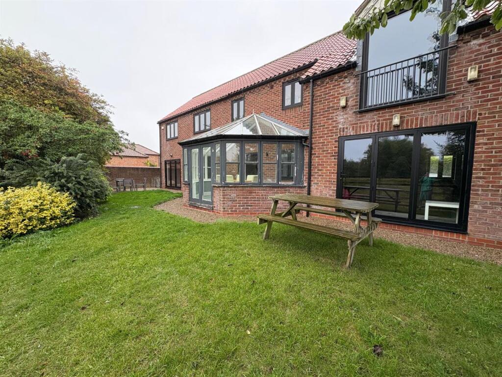 Hall Court, Kelfield