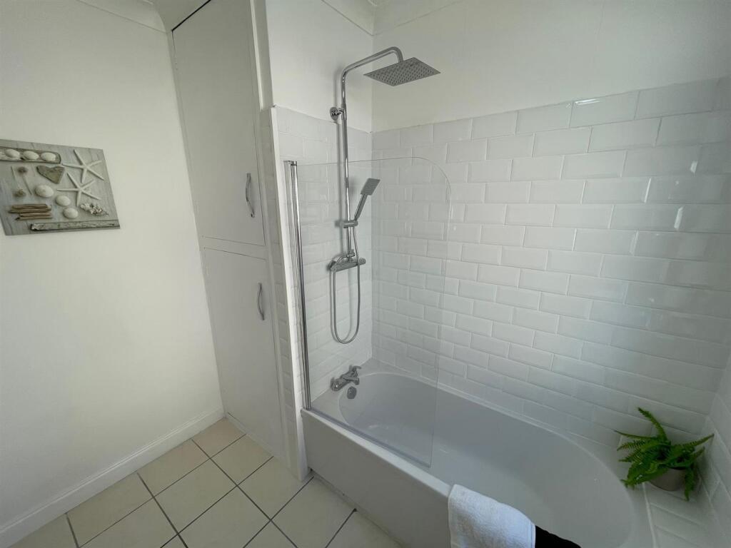 Bathroom 2.jpg