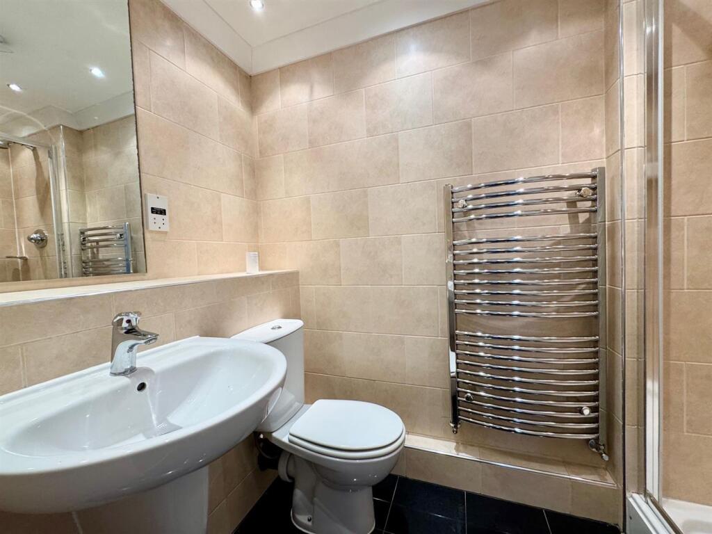 4 Summerlee Ensuite.jpg