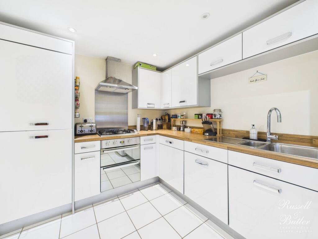 CAM02127G0-PR0363-STILL033