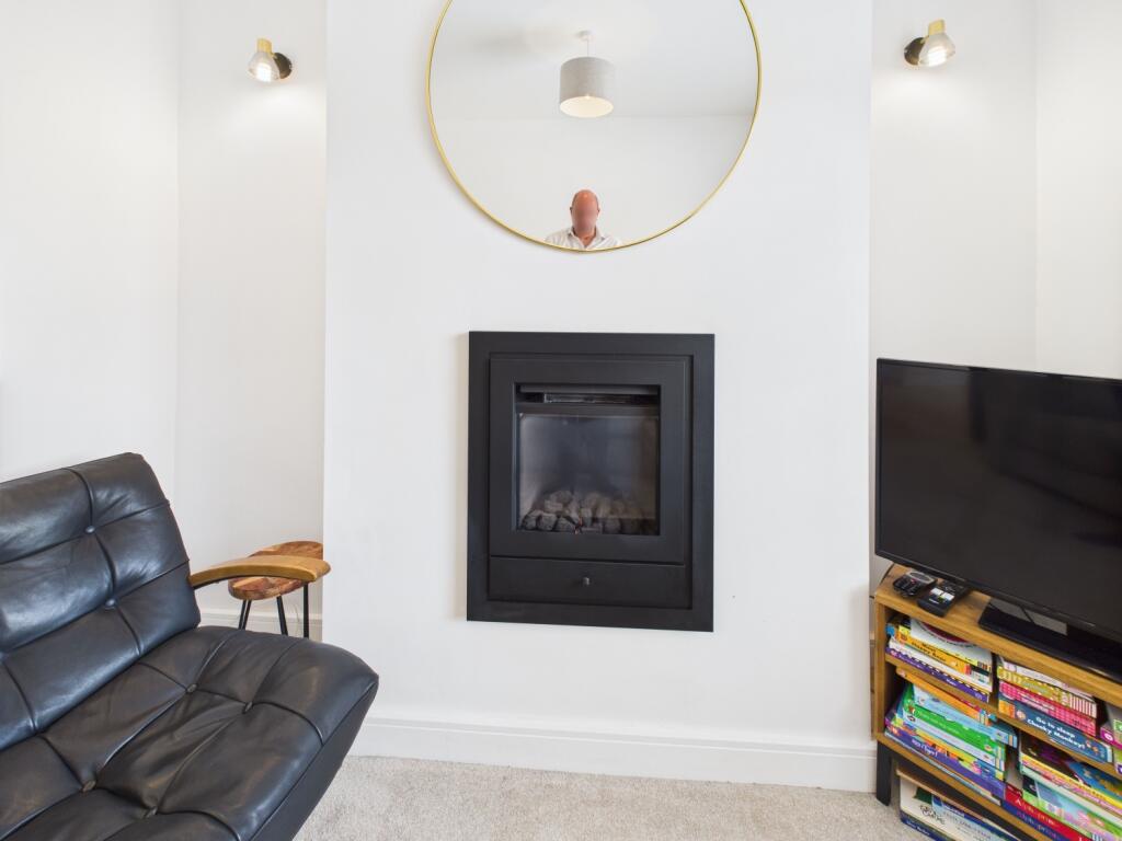 CAM02093G0-PR0048-STILL014