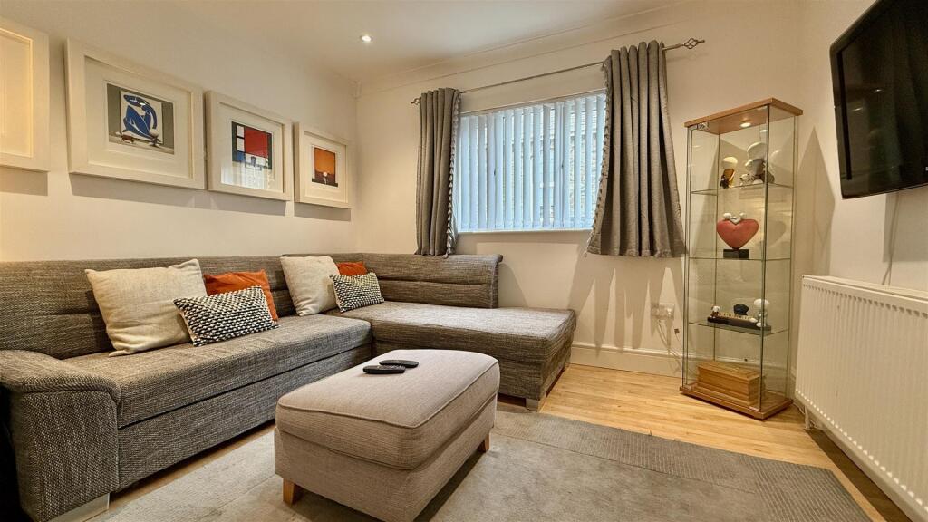 sitting room/bed 3