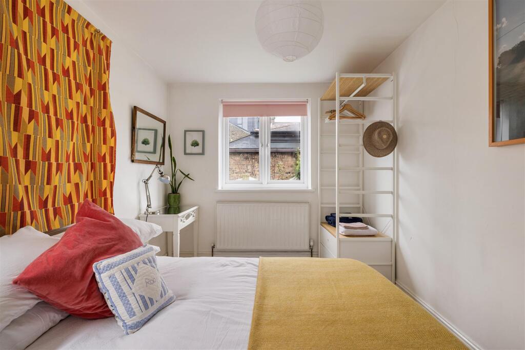 Pembar Avenue E17