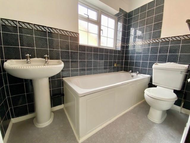 30 Kevins Grove bathroom.jpg