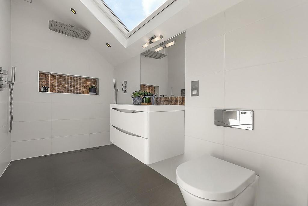 Bathroom (2).jpg