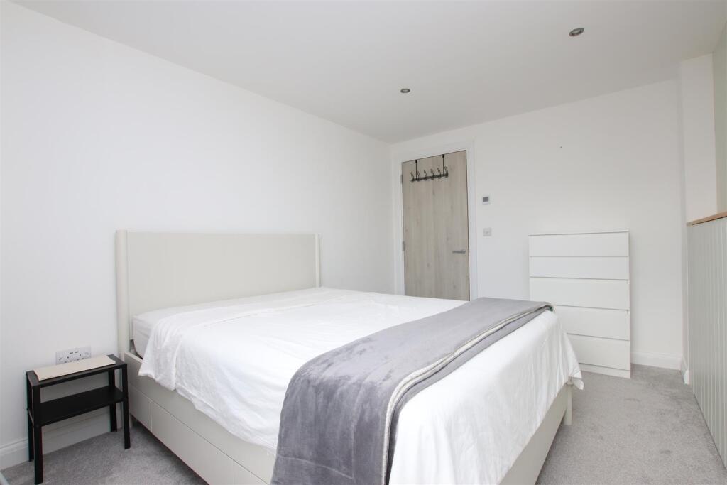Bedroom one (2).JPG