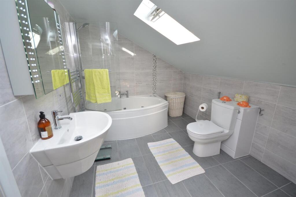 EN SUITE BATHROOM/W.C.