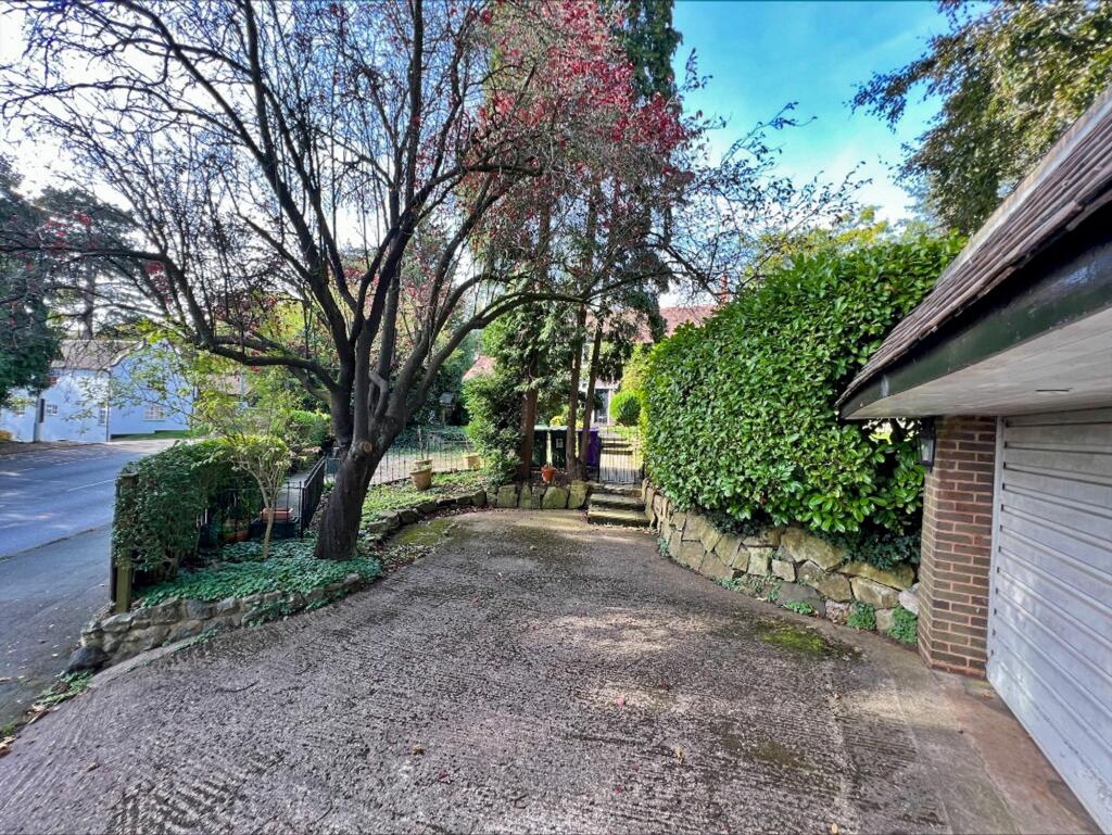 OFF ROAD PARKING / DOUBLE GARAGE