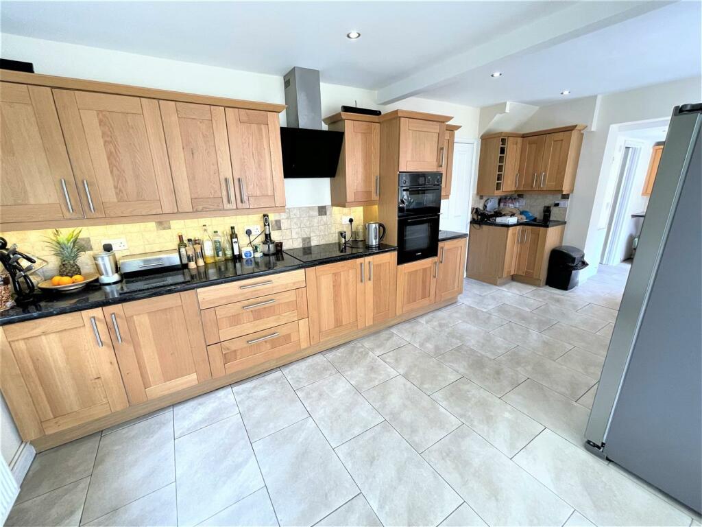DOUBLE ASPECT OPEN PLAN KITCHEN / DINER