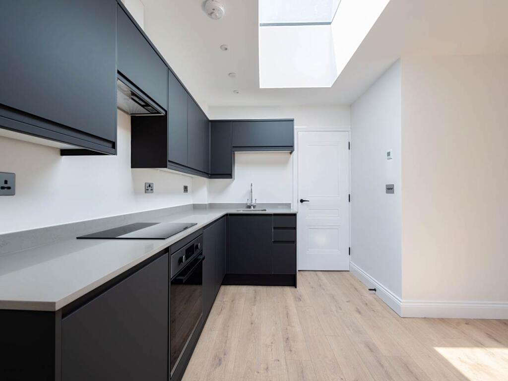 flat 11 kitchen 2