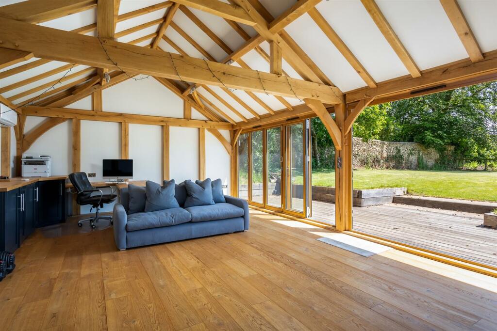 110 - Chipping Croft - GL8 8DQ - Web.jpg
