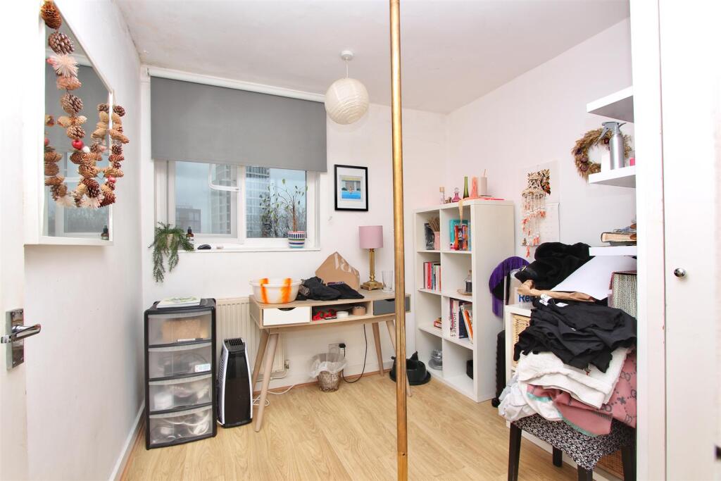 Morris Blitz Court, N16