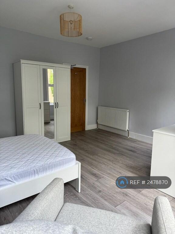 Bedroom 5 (Very Spacious Room)