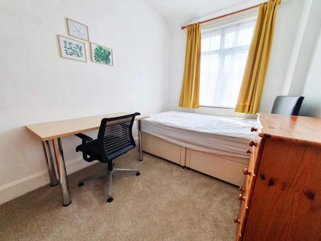 bedroom 5.jpg