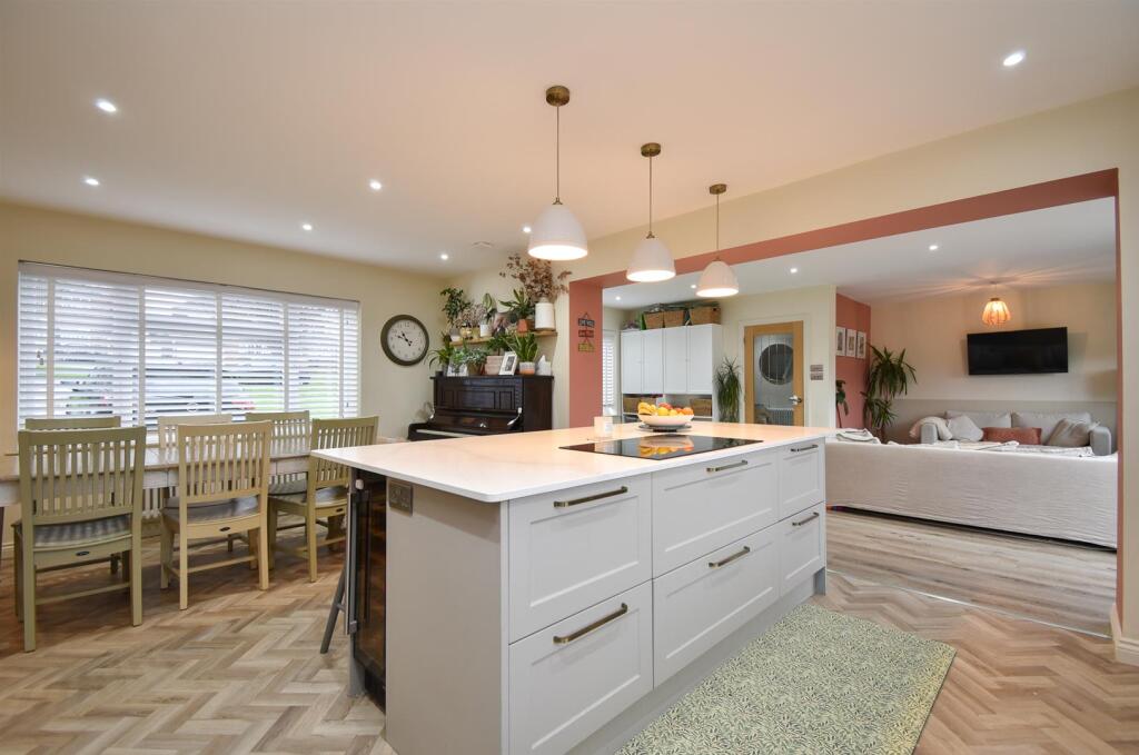 Open plan kitchen &amp; living space